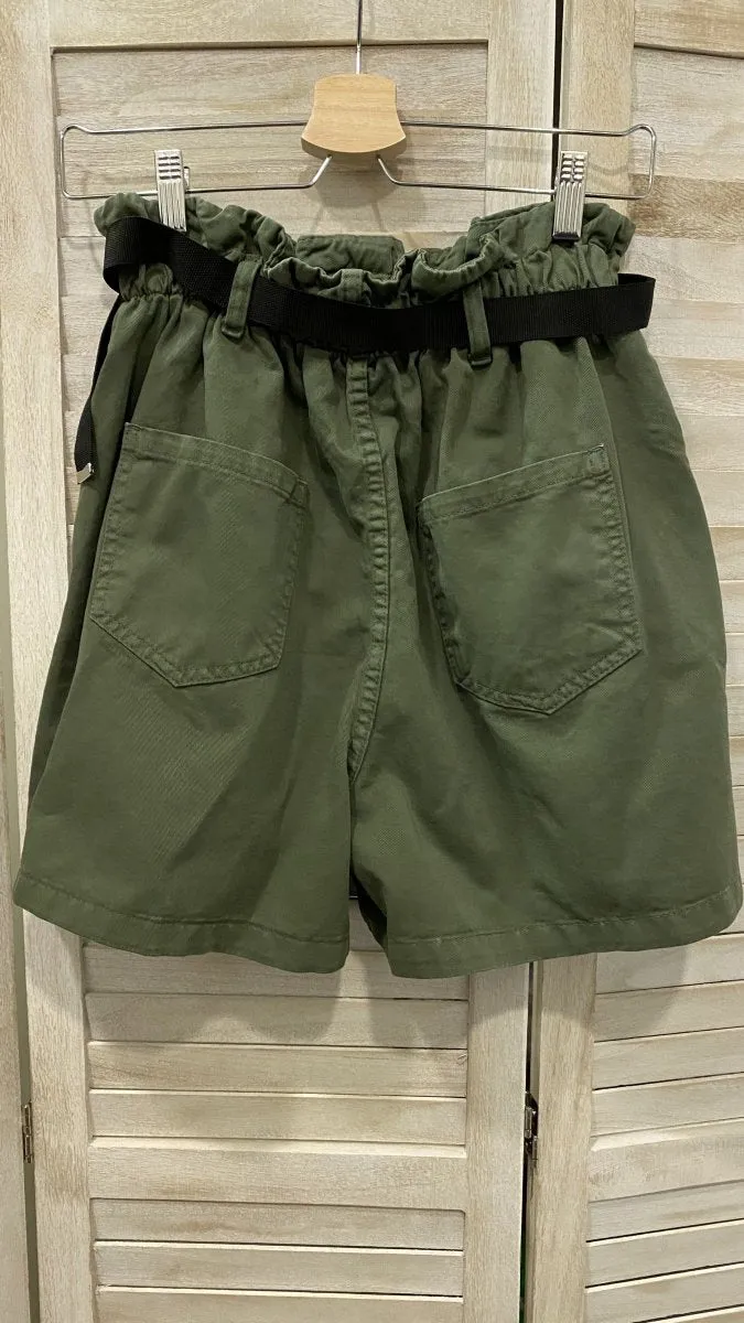 Shorts verdi con vita arricciata